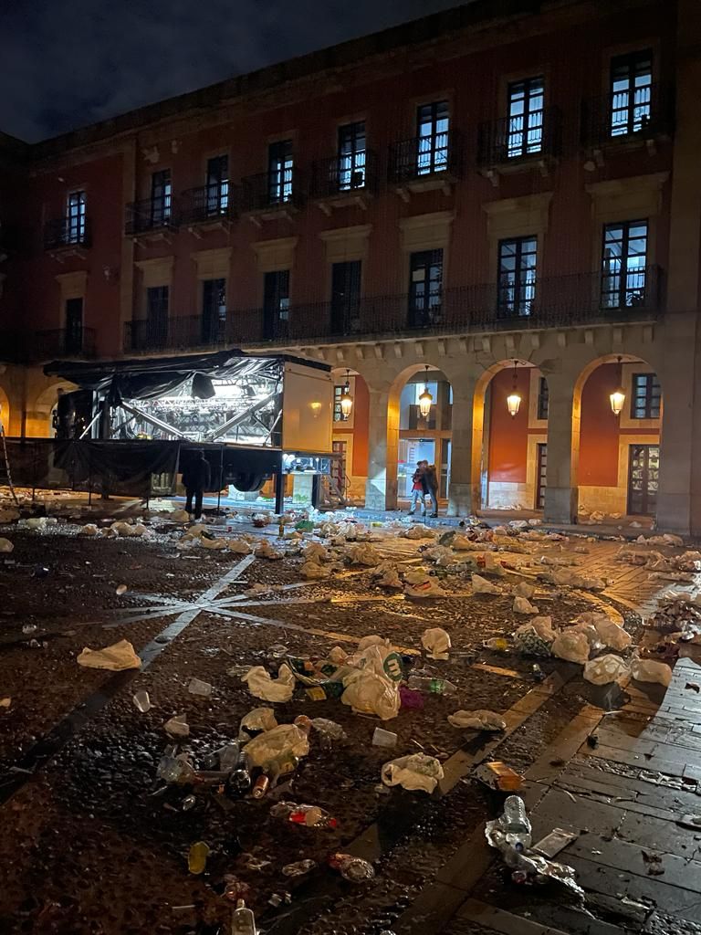 Los residuos que deja la Nochevieja de Gijón, en imágenes