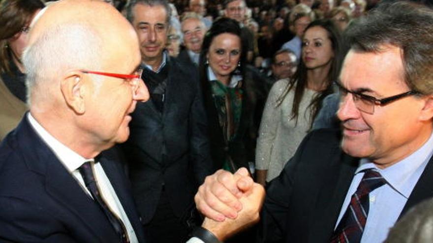 Artur Mas saluda al secretario general de CiU, Duran Lleida, durante un mitin en Tarragona.