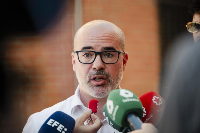 El delegado del Gobierno en Madrid advierte a Ayuso de que "los áticos" y los "pelotazos" la alejan de los madrileños