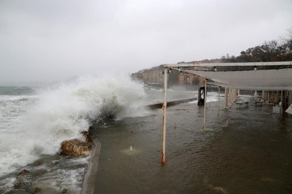 Lluvia y temporal en el mar en Málaga con la llegada de la borrasca Filomena.