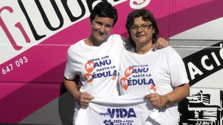 La dueña de la tienda que regalará camisetas y la tía de Manu, ayer, en Vilarrodís. / juan varela