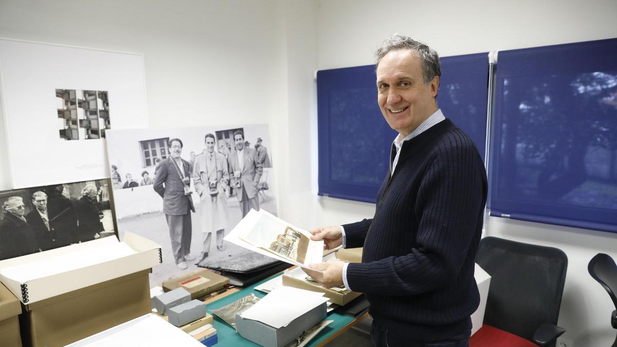 Juaco López, revisando fondos del Muséu del Pueblu d’Asturies.