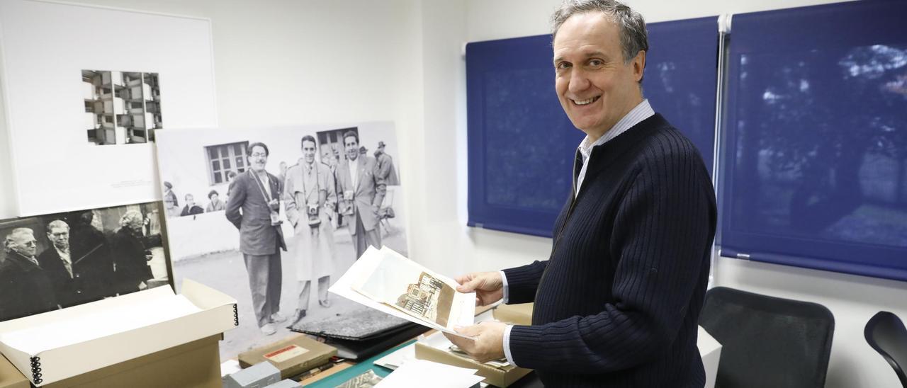 Juaco López, revisando fondos del Muséu del Pueblu d’Asturies.