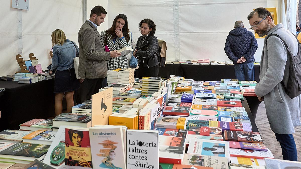 Un moment de la inauguració, ahir, de la Plaça del Llibre de Gandia 2025