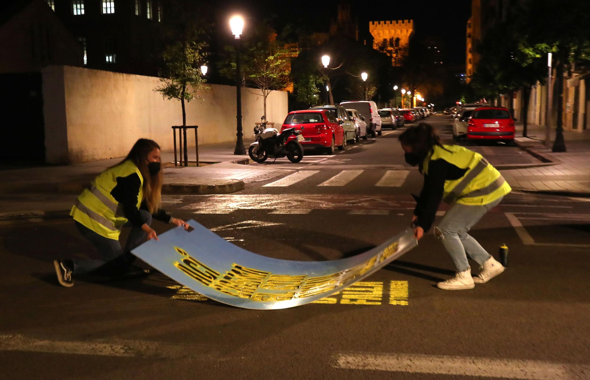 Así ha sido la pintada de Fallas en las calles de València