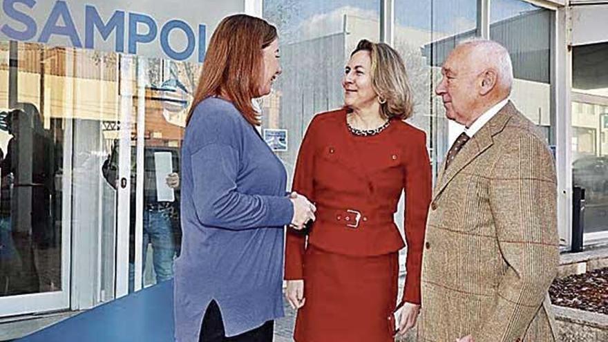 Francina Armengol con Carmen y Gabriel Sampol, ayer.