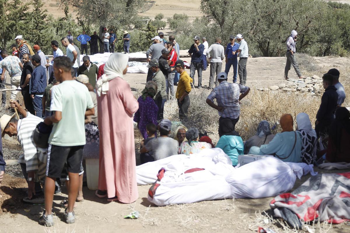 Varias personas entierran a sus fallecidos en la aldea de Tafagajt, en Marruecos, cerca del epicentro del devastador terremoto en Marruecos.