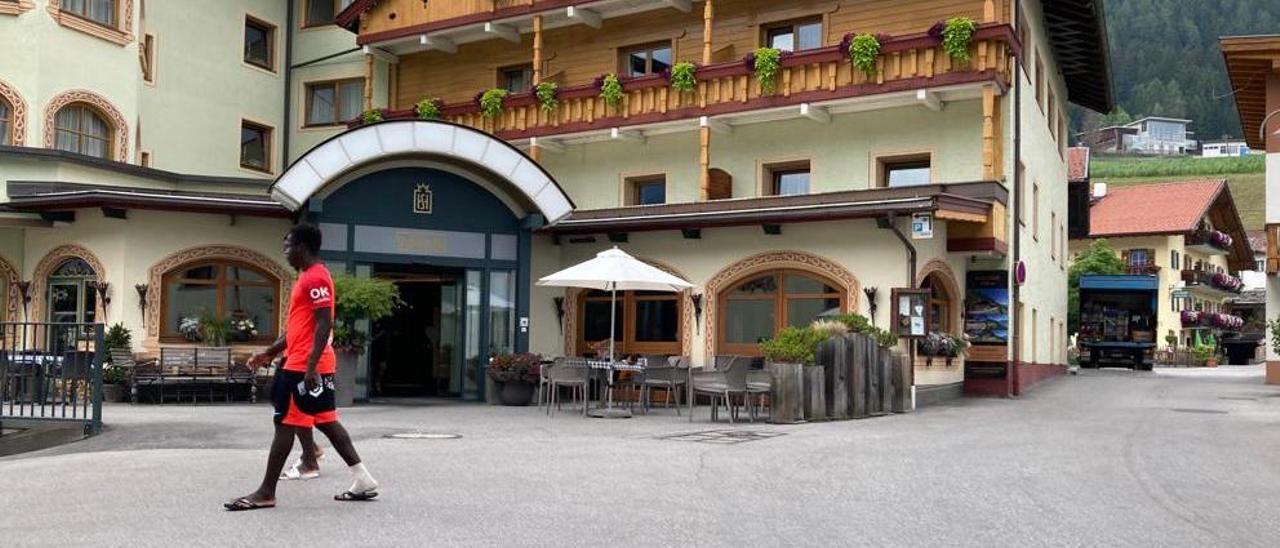 Amath, con un vendaje en su pie derecho, durante su estancia en el Tirol austriaco.