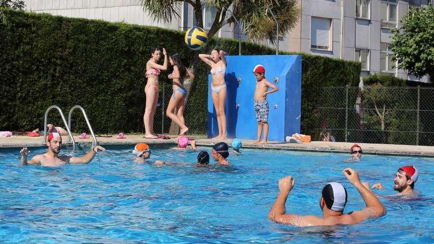 Bañistas en la piscina municipal de Vila de Cruces. // Bernabé/Gutier