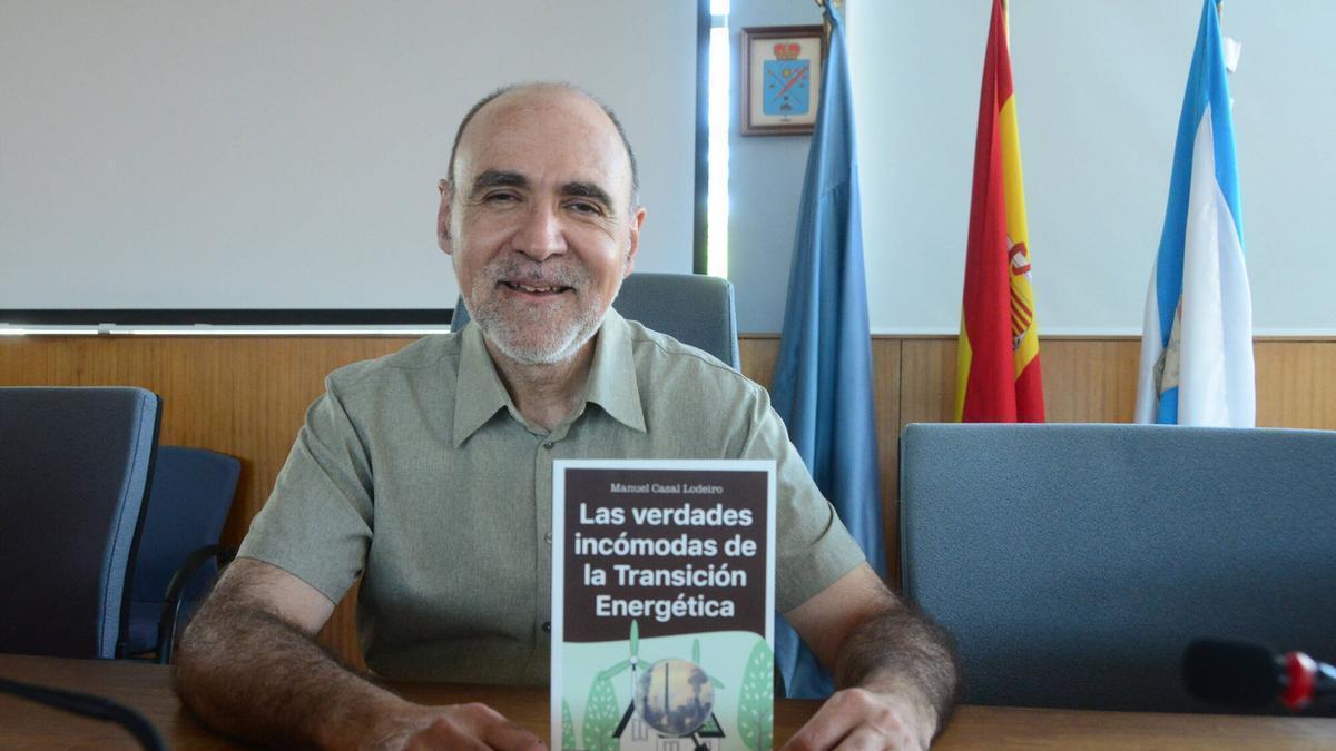 Manuel Casal co libro «Las verdades incómodas de la Transición Energética», este venres en Cangas.