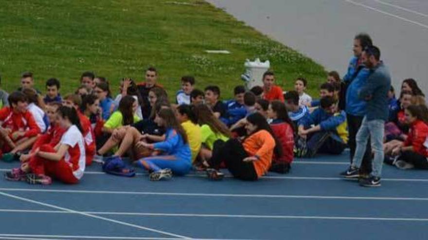 Atletas de categoría cadete, durante una sentada de protesta, el pasado 28 de mayo en la pista de Las Mestas, en Gijón.