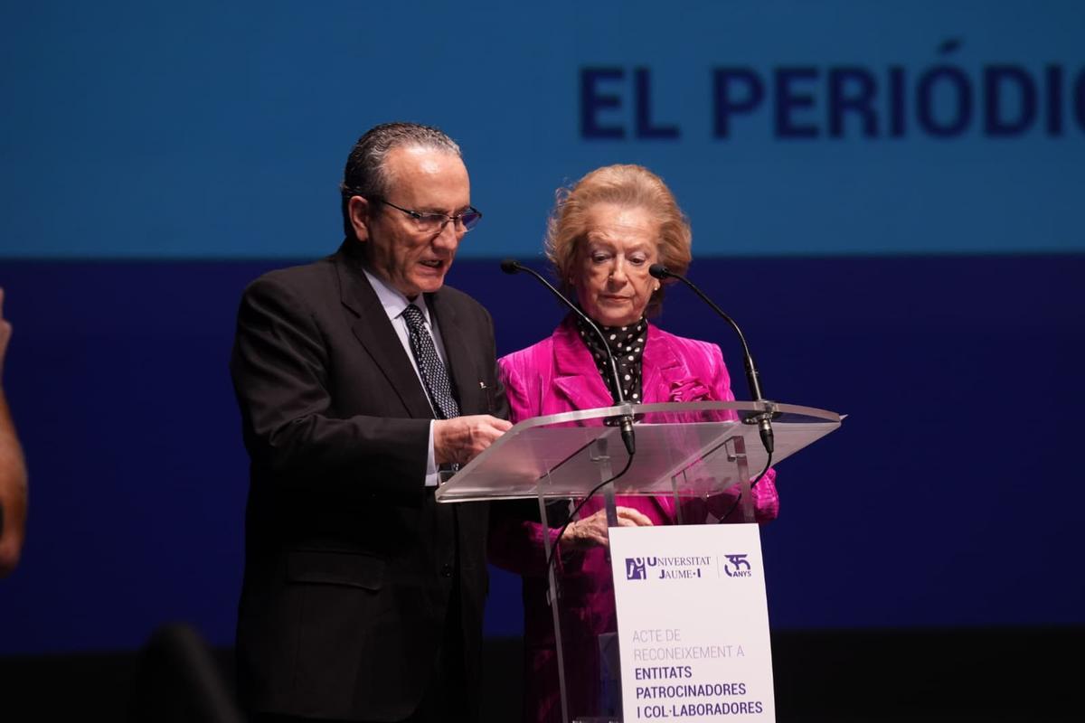 Javier Moll y Arantza Sarasola, tras recoger el galardón.