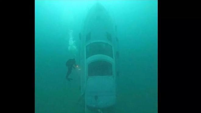 Un barco de 12 metros se hunde tras chocar contra unas rocas en Torroella de Montgrí