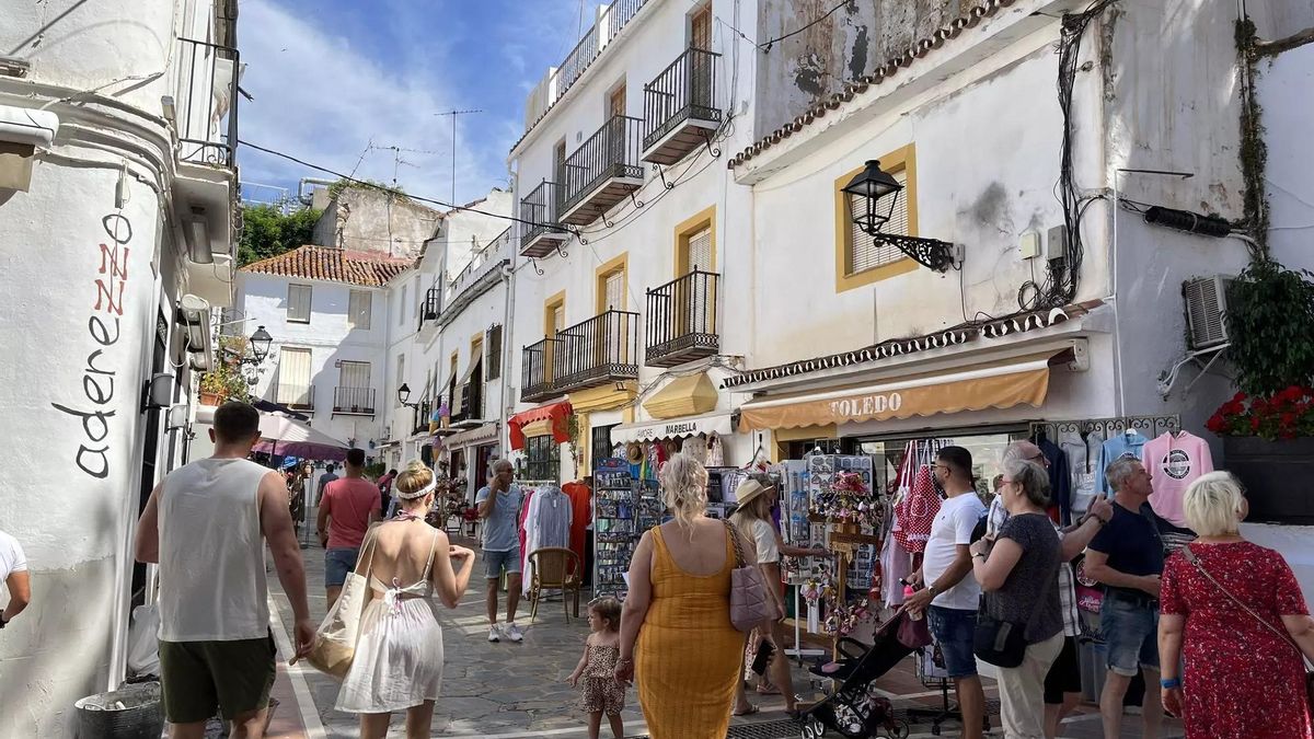 Turistas pasean por una de las calles del casco antiguo de Marbella.