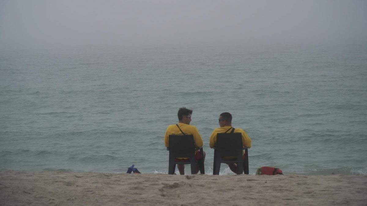 Dos socorristas un día de niebla en Riazor.