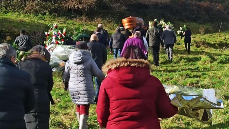 Vecinos de un pueblo de Asturias deben atravesar varias fincas con los féretros de sus muertos a hombros para llegar al cementerio