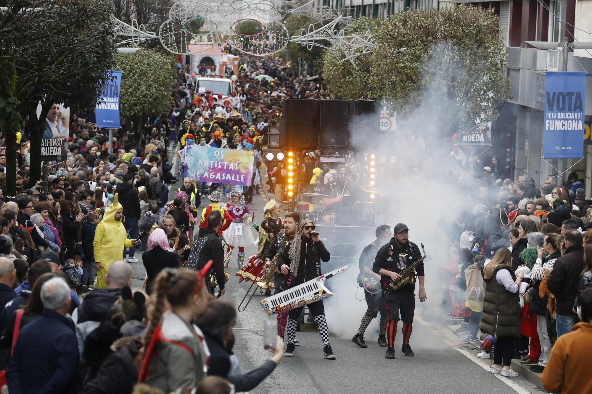 Santiago disfruta del tradicional desfile de martes de Entroido