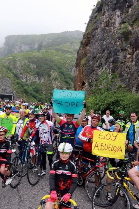 Concentración de ciclistas en los túneles de la vieja carretera de Mieres a Oviedo