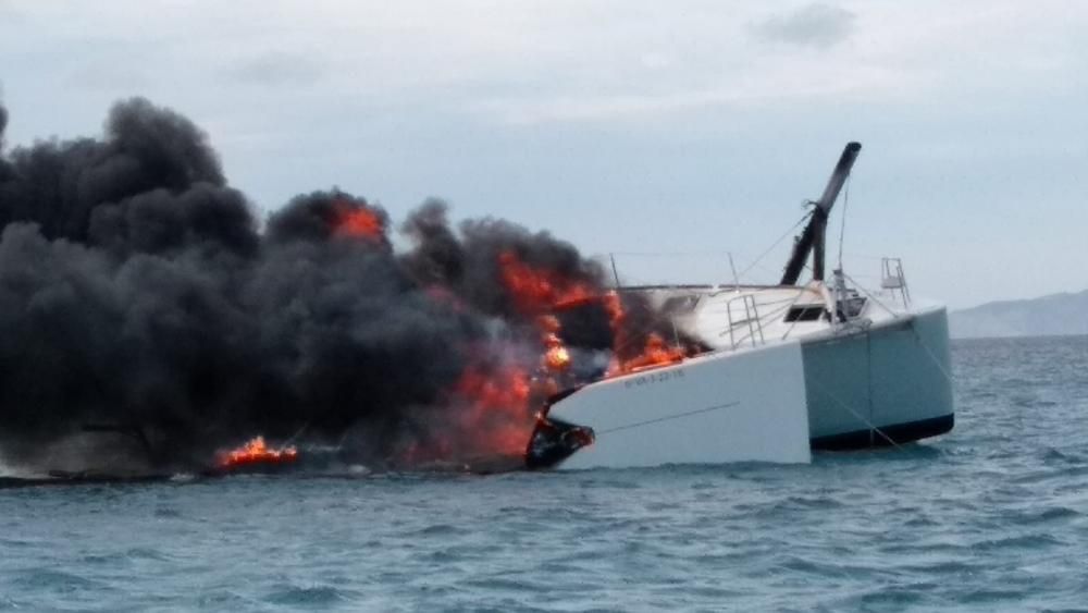 Incendio de un catamarán en Formentera