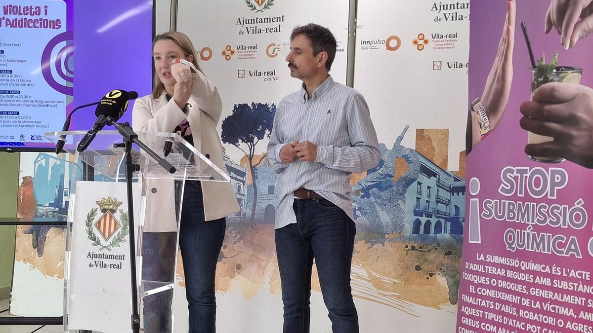 La vicealcaldesa i regidora d'Igualtat, Maria Fajardo; i el regidor de Sanitat, Toni Marín, en la presentació del Punt Violeta i Lliure d'Addiccions de les festes de Sant Pasqual.
