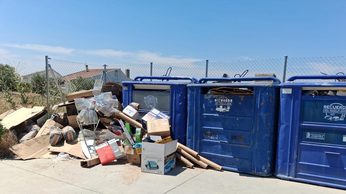 Los residuos de cartón y plásticos colapsan los contenedores de reciclaje en Fermoselle.