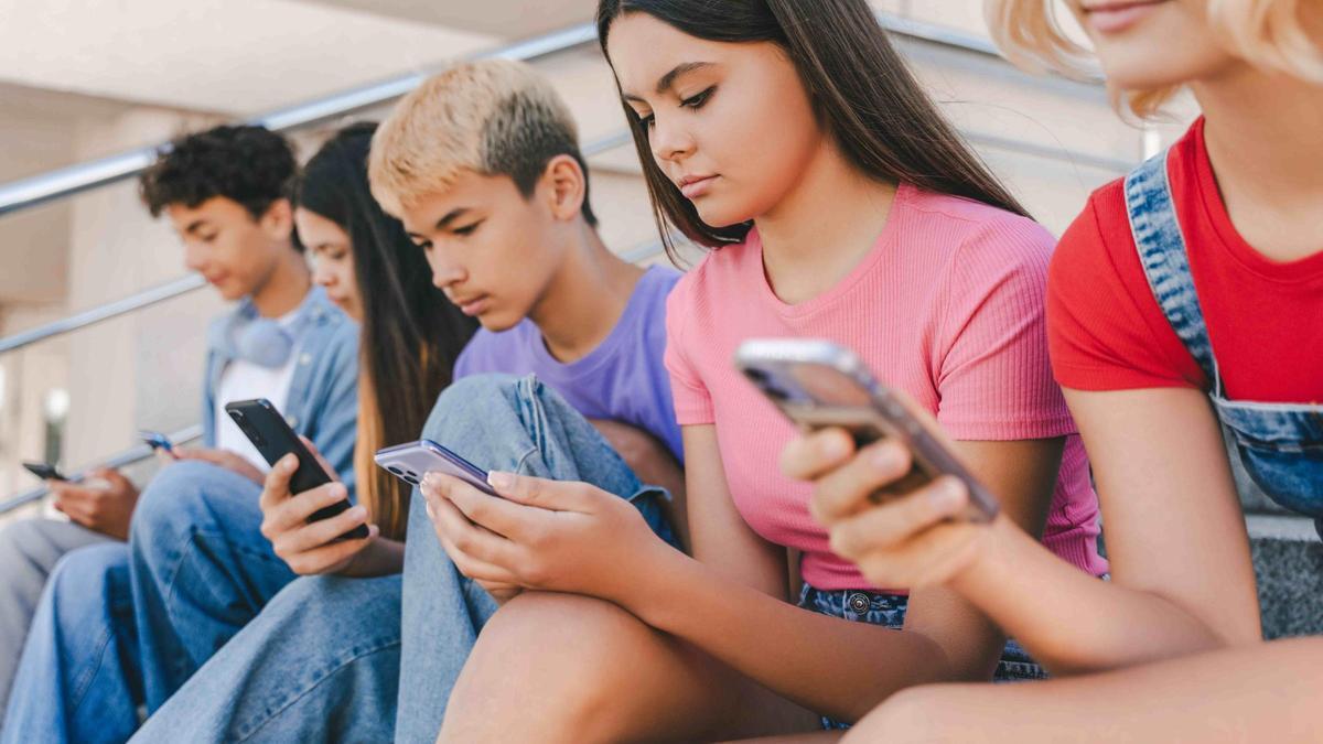 España, Francia y Grecia proponen una edad mínima en la UE para acceder a las redes sociales.