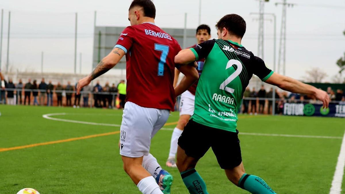 Bermúdez y Rarra disputan un balón durante el derbi de la ida.