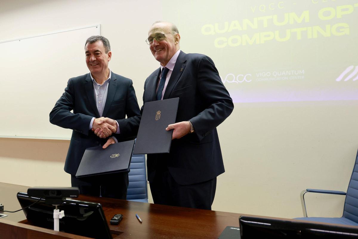 El conselleiro Román Rodríguez y el rector Manuel Reigosa, tras firmar el acuerdo.