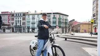 Los usuarios de las bicicletas de alquiler en Avilés, críticos con el estado del servicio: "Encontrar una que funcione es como encontrar un tesoro"