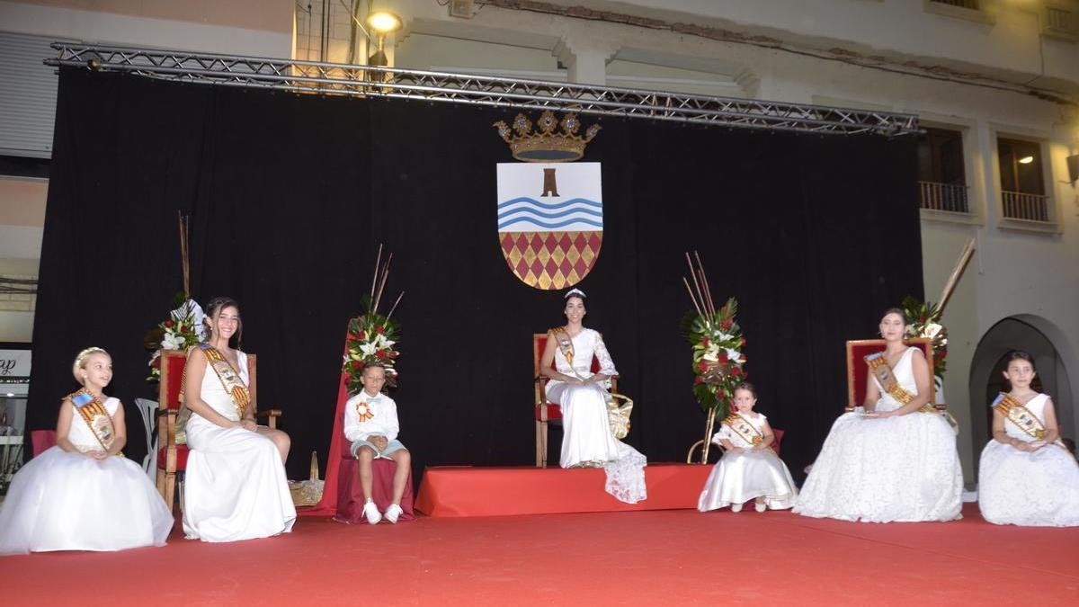 Jennifer Peña fue proclamada anoche reina de las fiestas de Moncofa en un acto celebrado en la plaza de la Constitución.