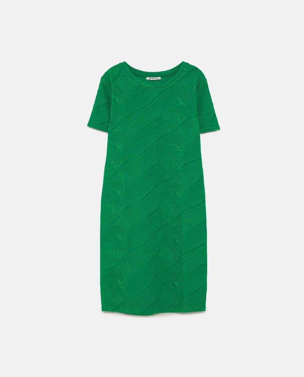 Vestido verde jaquard de Zara. (Precio: 15, 95 euros)