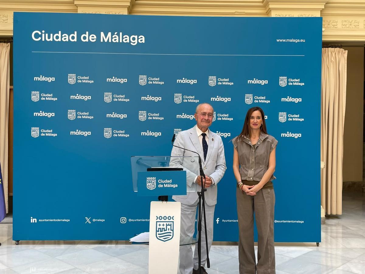 El alcalde, Francisco de la Torre, y la portavoz del equipo de Gobierno, Elisa Pérez de Siles