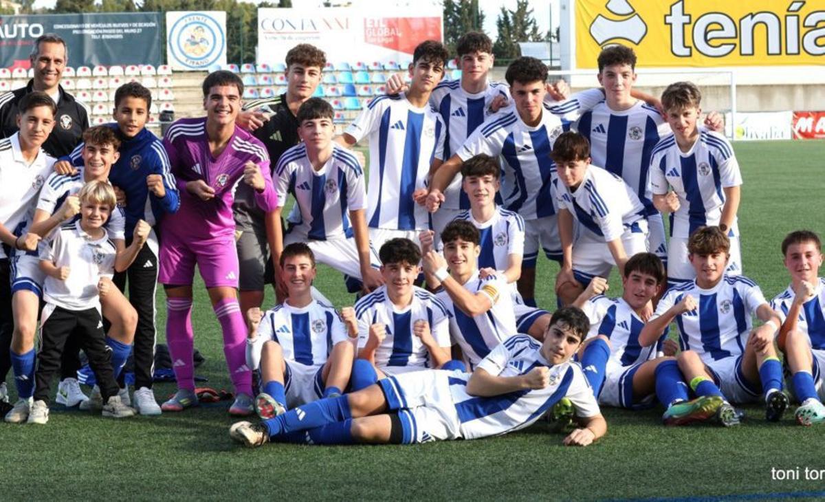 Un ascenso merecido para el Cadete A de la Escuela de Fútbol Base. | TONI TORRANO