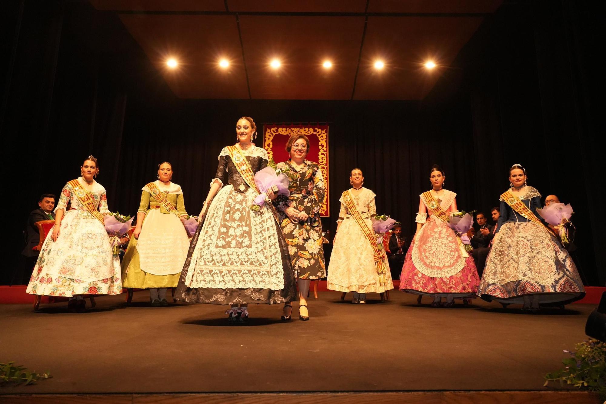 El homenaje a la reina de las fiestas de Vila-real del 2023, Gracia Gumbau, y su corte de honor, en imágenes