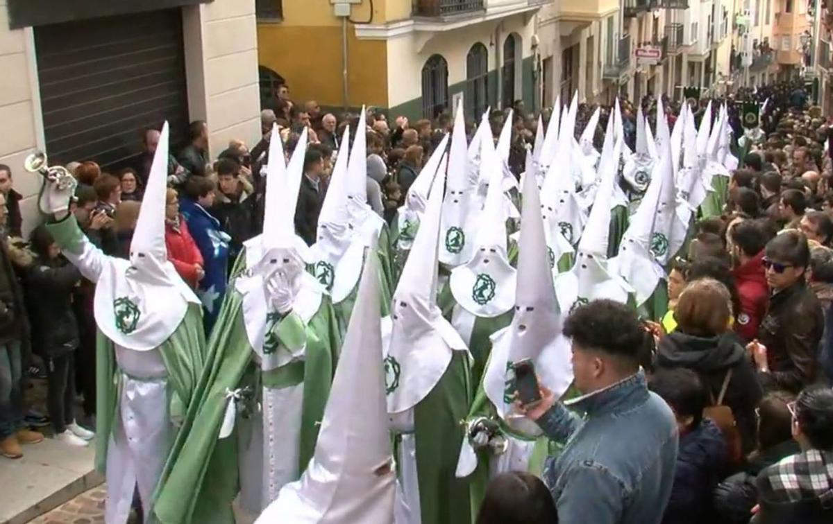 La banda de cornetas y tambores, en la subida de Balborraz en un desfile de otro año. | J. N. (ARCHIVO)