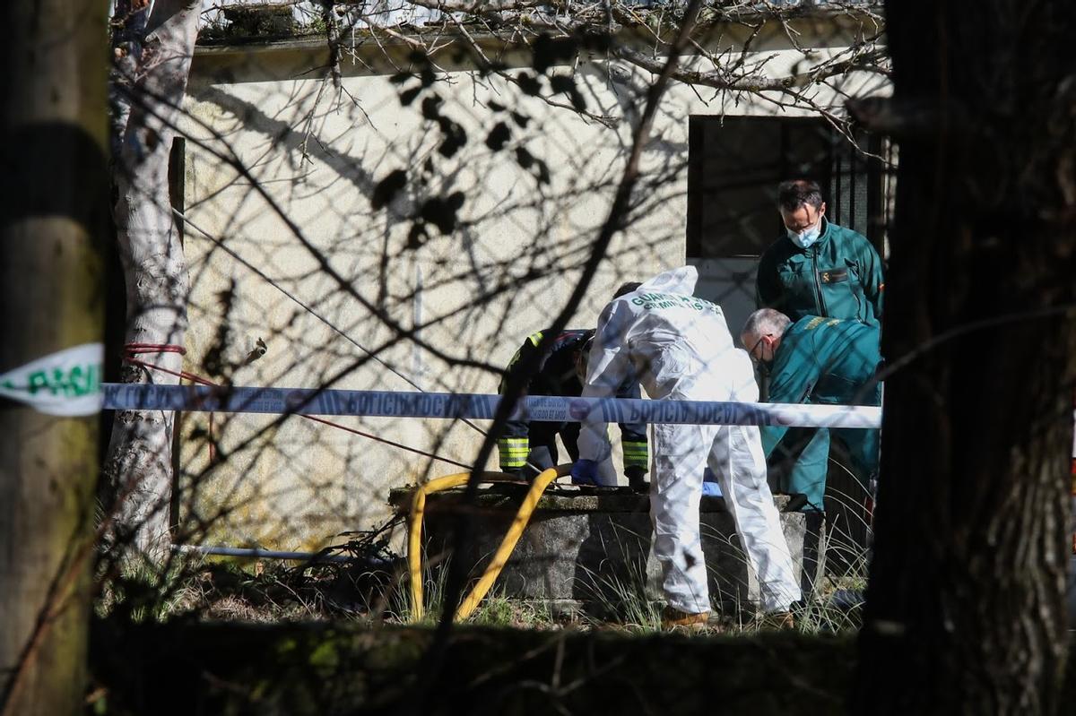 La Guardia Civil, ante el pozo en el que fue hallada la víctima en 2021.
