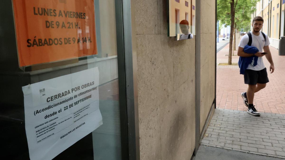 Un cartel en la puerta de la biblioteca Río Segura, en el Cuartel de Artillería de Murcia, indica que la instalación está cerrada por obras.