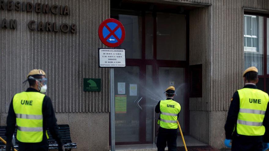 Efectivos de la UME desinfectan una residencia en Galicia.