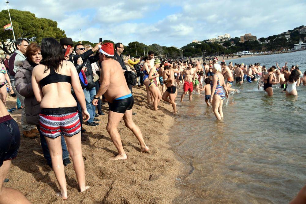 Primer bany de l'Any a Sant Feliu de Guíxols.