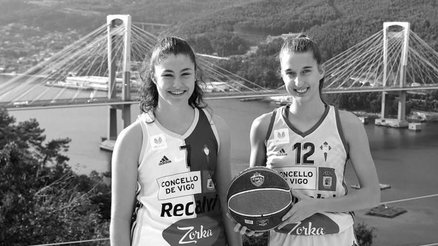 Lucía Fontenla (izquierda) y Laia Lamana, con las equipaciones del Celta. |  // CELTA ZORKA RECALVI