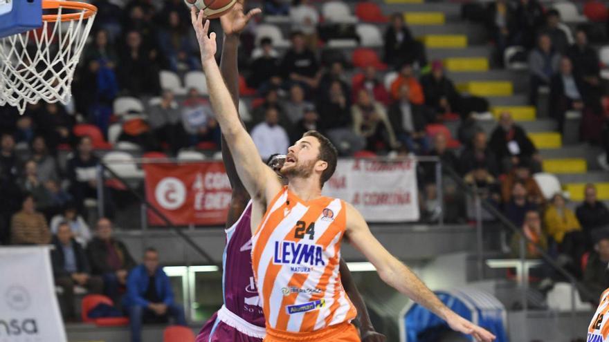 Sean McDonnell entra a canasta presionado por un jugador de Força Lleida.