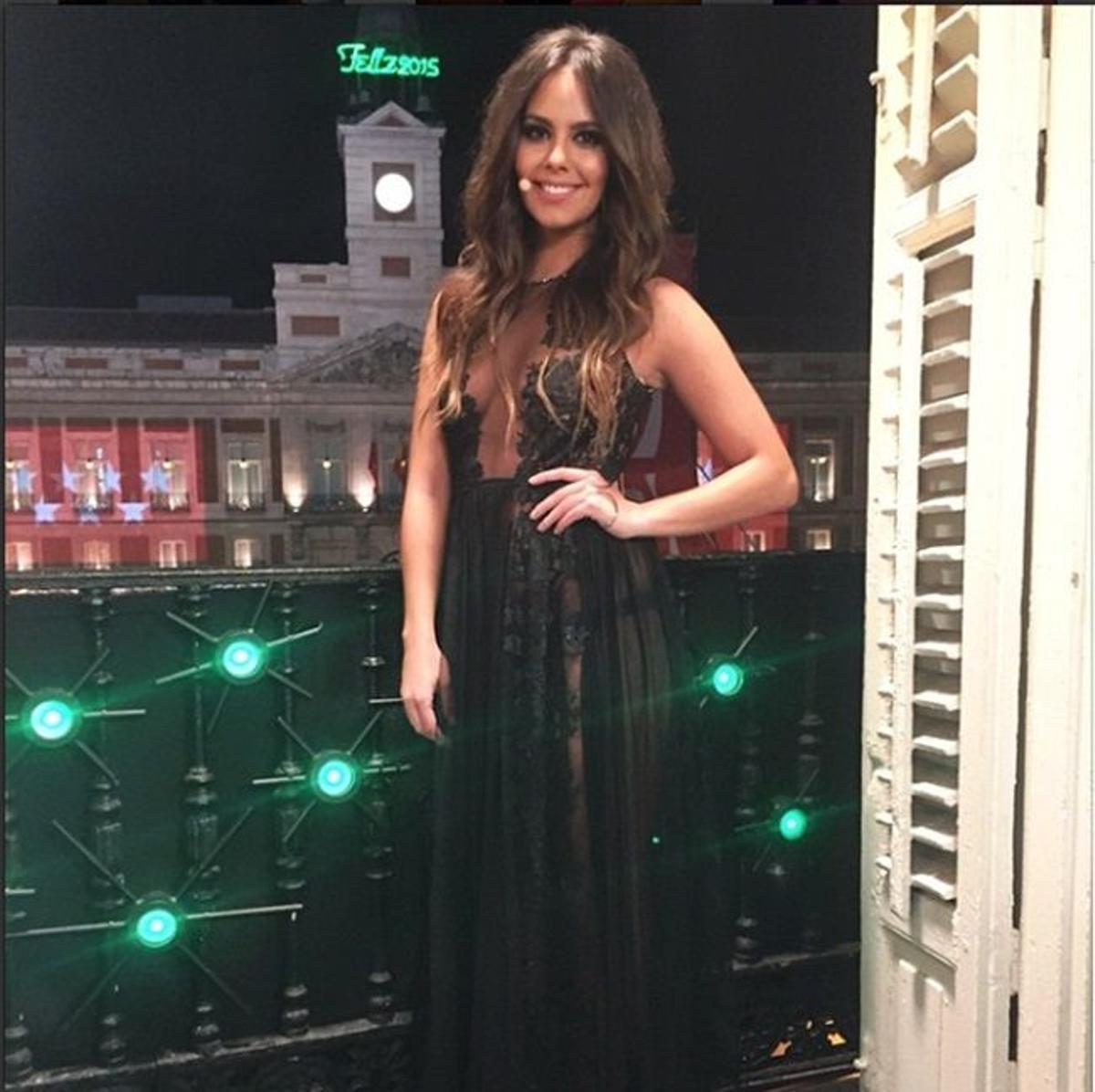 Cristina Pedroche en las Campanadas de 2014 con vestido negro de transparencias y encaje, de Charo Ruiz