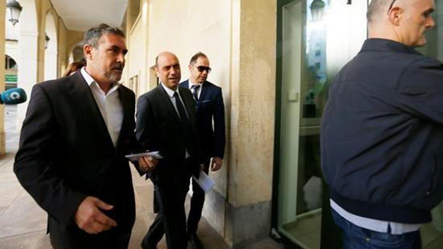 Echavárri se enroca en su cargo para &quot;no entregar&quot; la alcaldía al PP