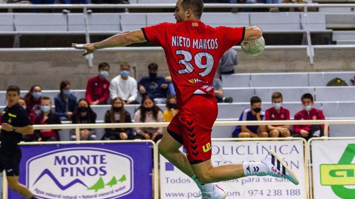 Marcos Nieto intenta un lanzamiento en un partido del Bada.