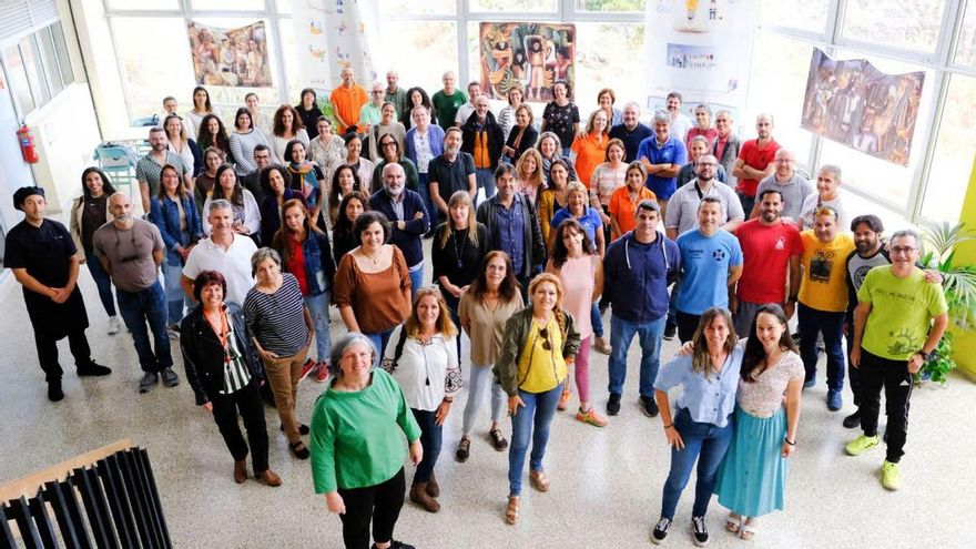 Profesorado y equipo directivo del CIFP Felo Monzón Grau-Bassas en el centro.
