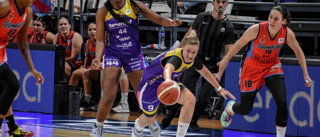 Raksanyi trata de controlar el balón en un lance del partido de ayer ante la mirada de Megan Walker (44).