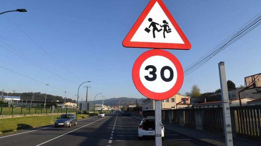 Vista de la avenida Arsenio Iglesias, donde el Concello instalará los pasos elevados.