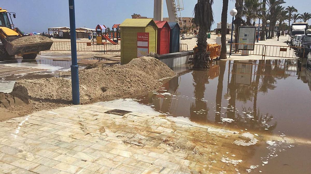 Aguas fecales en la playa de Cala Bosque, en La Zenia, tras una fuga en agosto de 2019.