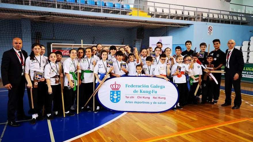 Los diez equipos del Kung Fu Zen que compitieron en el Gallego de Lugo posaron tras el campeonato.