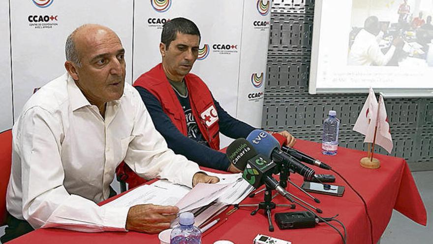 Juan Carlos González, delegado del Centro de Cooperación, y Enrique Sánchez, coordinador de logística, ayer.